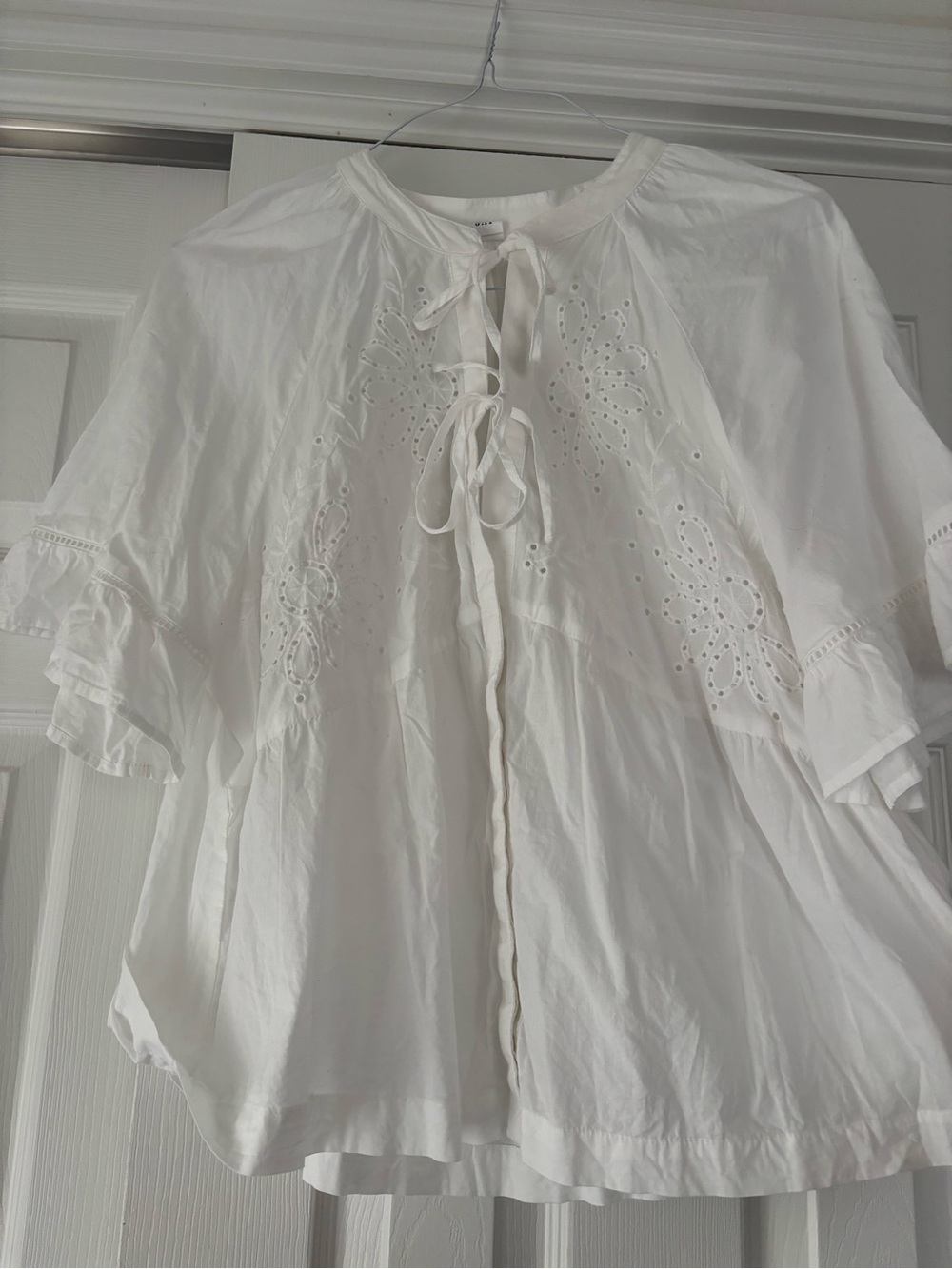 GAP White Eyelet Tie-Front Flutter Sleeve Blouse